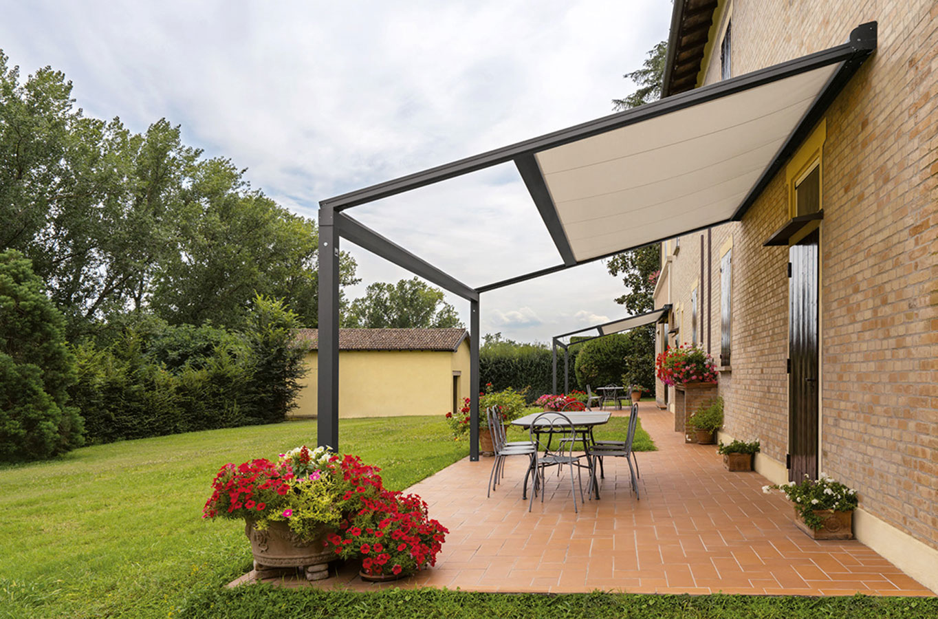 Pergola con tenda scorrevole